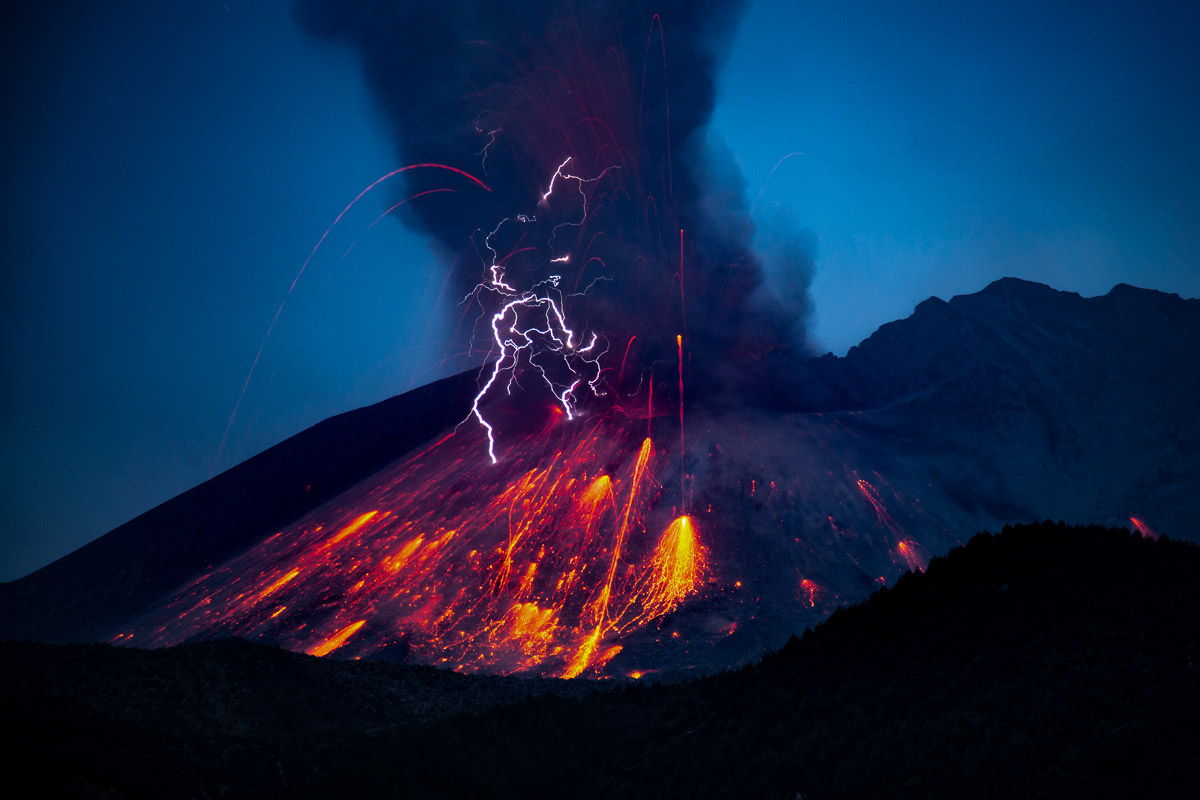 Schmutzige Vulkan-Gewitter