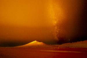 Milchstraße am Tor zur Hölle, dem Krater von Derweze (Darvaza) in Turkmenistan