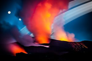 Composing Tolbachik Vulkan mit Monden und Saturnringen